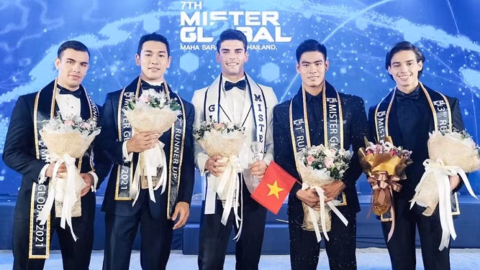 Danh Chieu Linh (fourth from left) named first runner-up at Mister Global 2022 (Photo: Mister Global)