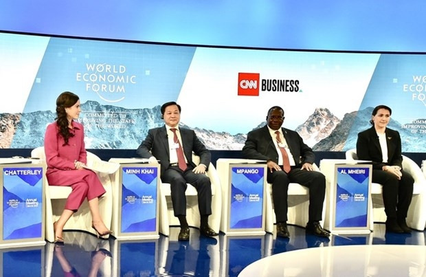 Deputy Prime Minister Le Minh Khai (second from left) attends “Averting a Global Food Crisis” session (Photo: VNA)