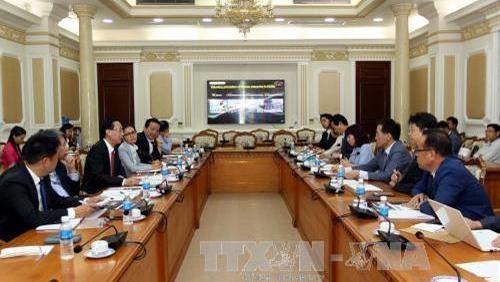 Permanent Vice Chairman of Ho Chi Minh City municipal People’s Committee Le Thanh Liem receives Secretary General of the Ho Chi Minh City – Gyeongju World Culture Expo 2017's Organising Committee Lee Dong Woo. (Credit: VNA)