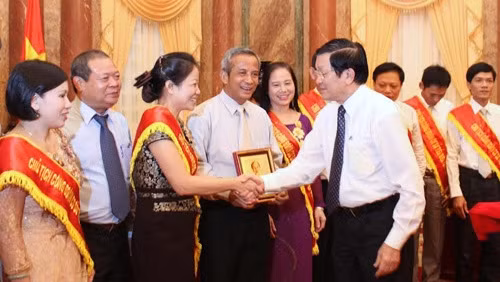 President Truong Tan Sang presents gifts to trade union officials at the meeting. (Image credit: VOV)