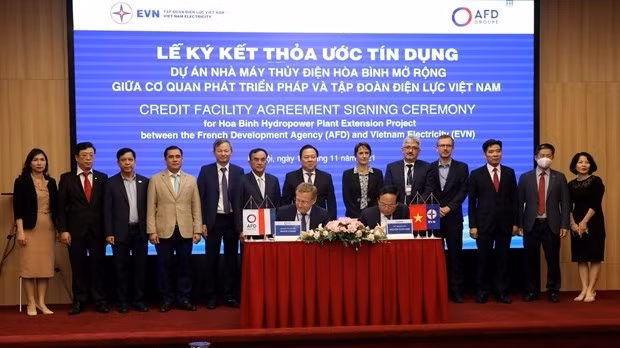 The loan agreement signing ceremony in Hanoi on November 10 (Photo: VNA)
