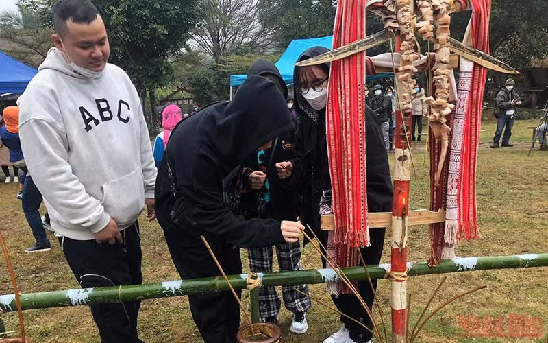 Visitors drink wine at the Ba Na ethnic group's house on the occasion of the new year.