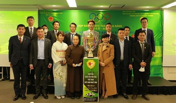 Organisers and sponsors of the event pose for a group photo. (Photo: VNA)