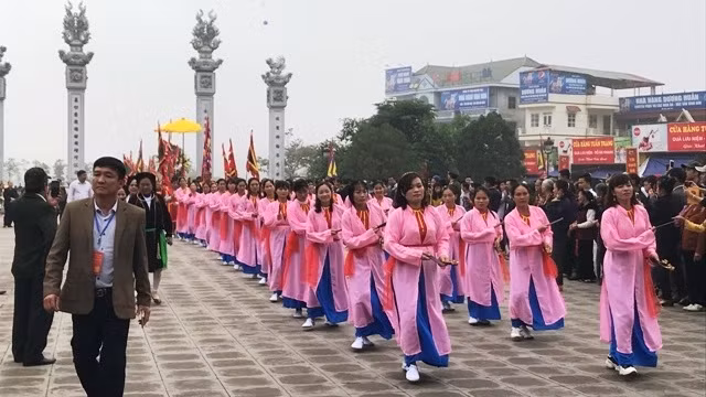A performance of ‘Senh Tien’ folk dance, a unique dance of the San Diu ethnic group, at the opening ceremony of the festival