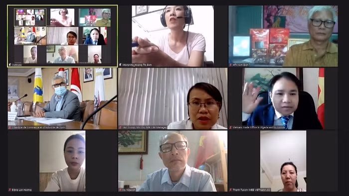 Delegates join the teleconference. (Photo: VOV)