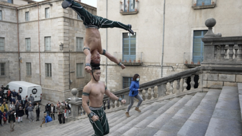 The Giang brothers performed a head-to-head balancing act climbing 100 stairs within 53 seconds, breaking their own world record.