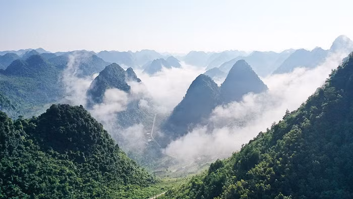 Chasing clouds is an interesting experience in Luc Khu. (Photo: VAN TIEP)
