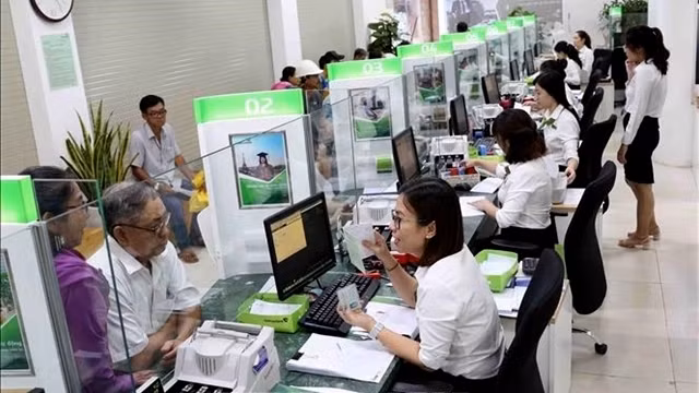 At least 50% of communes nationwide will have offices to provide financial services by the end of 2025. (Photo: VNA)