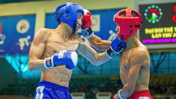 A match between Nguyen Xuan Phuong of Vietnam (blue) and Arunno Sivapan of Thailand. (Photo: VNA)