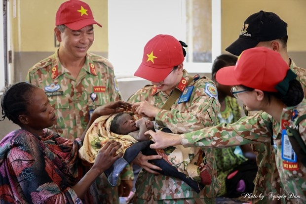 Vietnamese “blue beret” doctors help raise South Sudanese women's awareness of health care. (Photo: the Level-2 Field Hospital No. 3)
