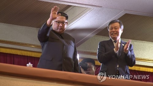 DPRK leader Kim Jong-un (L) waves and RoK Culture Minister Do Jong-whan claps before a RoK’s art troupe holds a concert in Pyongyang in this image captured from pool footage taken on April 1, 2018. (Photo:Yonhap)