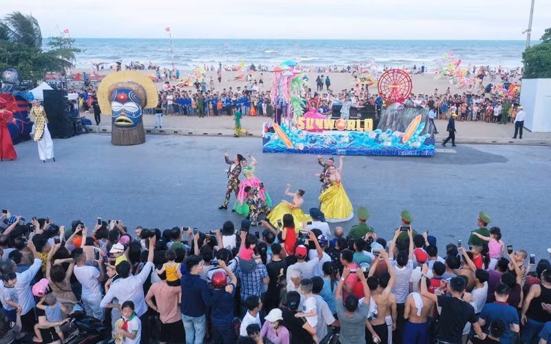 Street carnival festival elevates the "brand" of Sam Son beach tourism.