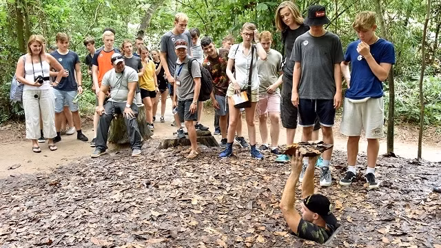 Foreign visitors explore the Cu Chi Tunnels. (Photo: NDO/Nguyen Dang)