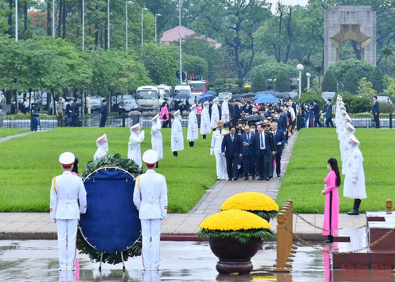 [Photos] National Assembly deputies pay tribute to President Ho Chi Minh ảnh 1