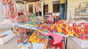 Thanh Tien Village, Phu Mau Commune (Hue City), is well known for its traditional paper-flower craft. (Photo: XUAN DAT)