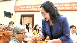 Vice President Vo Thi Anh Xuan presents a Tet gift, and extends New Year greetings to Heroic Vietnamese Mother Tran Thi Thi in An Giang province. (Photo: VNA)