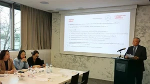 Deputy Prime Minister Nguyen Hoa Binh delivers a speech at the headquarters of the Switzerland Global Enterprise. (Photo: VNA)