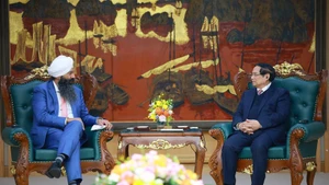 Prime Minister Pham Minh Chinh (R) receives Canadian Secretary of State for International Development Randeep Sarai (Photo: VNA)