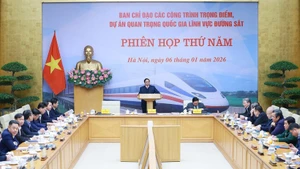 Prime Minister Pham Minh Chinh chairs the fifth meeting of the steering committee for key national railway projects. (Photo: VNA)