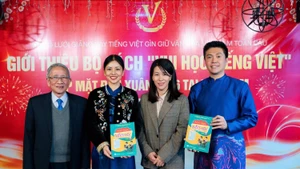 Within the Homeland Spring programme, Nguyen Thi Lien (second from left attends the launch of the “Vui hoc tieng Viet” book series.