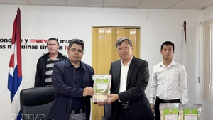 Vietnamese Ambassador to Cuba Le Quang Long (right) symbolically hands over 250 tonnes of rice to Cuban Deputy Minister of Agriculture Telce Abdel González (Photo: VNA)