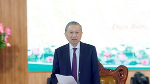 Party General Secretary To Lam speaks at the working session (Photo: VNA)