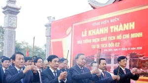 Party General Secretary To Lam offers incense at the memorial house dedicated to President Ho Chi Minh at the E2 Hill historical site in Dien Bien Phu ward, Dien Bien province. (Photo: VNA)