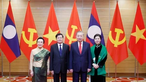Party General Secretary To Lam and his spouse with Party General Secretary and President of Laos Thongloun Sisoulith and his spouse at the banquet (Photo: VNA)