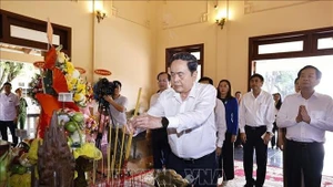 NA Chairman Tran Thanh Man offers incense at the memorial of late Prime Minister Vo Van Kiet in Trung Thanh commune. (Photo: VNA)