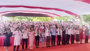 Leaders of the Ministry of Health, the People’s Committee, and People’s Council of Lao Cai Province, along with delegates, attend the launch of the Safe Motherhood Week 2025. (Photo: Trung Tuyen)