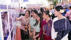 Students visit the exhibition (Photo: VNA)