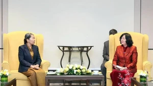 President of the Viet Nam Fatherland Front Central Committee Bui Thi Minh Hoai (R) and Vice President of the Cambodian People's Party and President of the National Council of the Solidarity Front for the Development of Cambodia Motherland Samdech Men Sam An at the meeting in Ha Noi on January 26 (Photo: VNA)