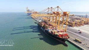 The first commercial vessel officially docks at berths 3 and 4 of Hai Phong Port Joint Stock Company. (Photo: VNA)