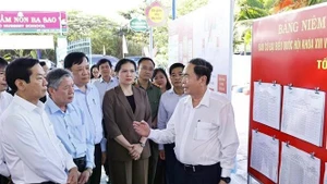 NA Chairman Tran Thanh Man (right) inspects a polling station in Ba Sao commune, Dong Thap province. (Photo: VNA)