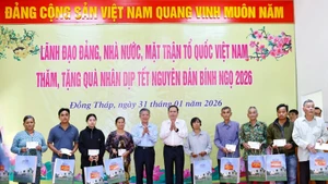National Assembly Chairman Tran Thanh Man presents gifts to policy families and poor households in Dong Thap province. (Photo: VNA)
