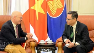 Vietnamese Ambassador to France Trinh Duc Hai (R) holds talks with Frédéric Cheneau, Vice President for International Business Development at Assystem, on March 16 to discuss cooperation in nuclear power. (Photo: VNA)