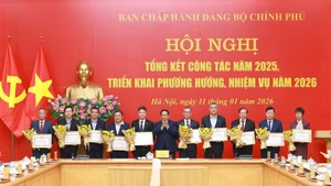 Prime Minister Pham Minh Chinh presents Certificates of merit from the Government’s Party Committee to individuals with outstanding achievements. (Photo: VNA)