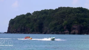 Tourists enjoy water sports off the coast of Phu Quoc (Photo: VNA)