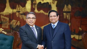 Prime Minister Pham Minh Chinh (R) and outgoing Philippine Ambassador Meynardo Los Baños Montealegre during their meeting in Hanoi on January 3, 2026 (Photo: VNA)