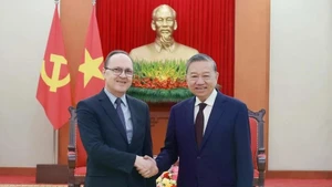 Party General Secretary To Lam (R) receives Russian Ambassador to Viet Nam Gennady Bezdetko (Photo: VNA)