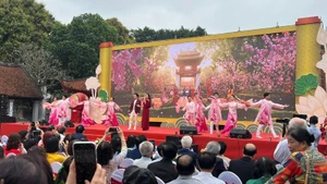 The event attracted large numbers of writers, artists, and poetry lovers.