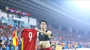 The GPS gilet collects data for analysing individual performance. (Photo: VNA)