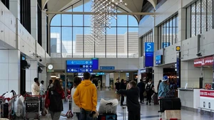 Passengers at Dubai International Airport, the UAE, on March 7, 2026 (Photo: Xinhua/VNA)