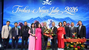 Vietnamese Ambassador to Germany Nguyen Dac Thanh, together with his spouse and officials from the Vietnamese Embassy, presents flowers to Nguyen Van Hien, General Director, and leaders of the Dong Xuan Centre. (Photo: VNA)