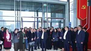 Politburo member and Standing member of the Party Central Committee’s Secretariat Tran Cam Tu (C) inspects preparations for the upcoming 14th National Party Congress at the National Convention Centre. (Photo: VNA)