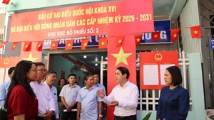 Khanh Hoa Party Secretary Nghiem Xuan Thanh inspects election preparations at Polling Station No. 2 in Bac Nha Trang ward. (Photo: VNA)