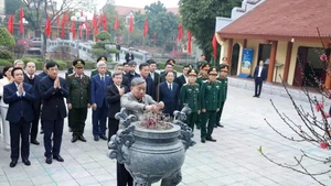 Party General Secretary To Lam and his delegation offer incense at the memorial house of former Party General Secretary Nguyen Van Linh in Nguyen Van Linh commune, Hung Yen province. (Photo: VNA)