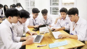 Students at Yen Hoa High School in Ha Noi use AI in learning and research. (Photo: Yen Hoa High School)