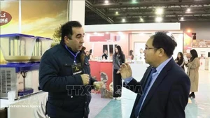 Hoang Duc Nhuan – Trade Counselor of Viet Nam in Algeria, discusses with a representative of an Algerian company exporting carbob powder to Viet Nam (Photo: VNA)