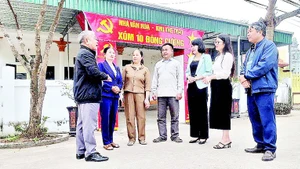 Cadres and residents of Dong Cuong Hamlet, Khanh Thien Commune, Ninh Binh Province share experience in building an exemplary model new-style rural area.